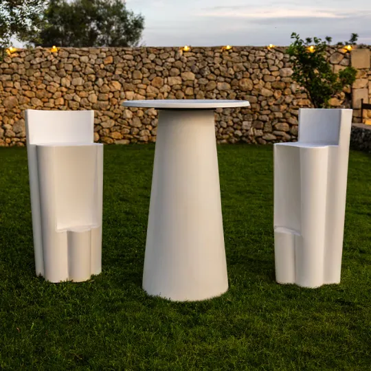 tavolo-alto-per-esterni-ed-interni-in-polietilene-con-sgabelli-bach